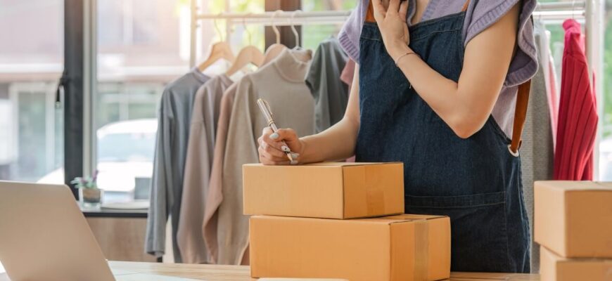 Фото девушка продает товары через маркетплейсы