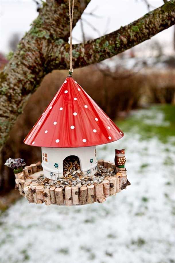 Кормушка для птиц из лакированного дерева