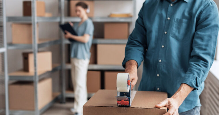 Фото продавцы маркетплейсов продают товары онлайн